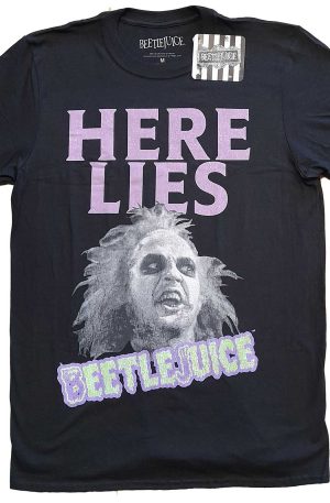 Beetlejuice 'Here Lies Beetlejuice' T-Shirt. Svart tröja med lila text och Beetlejuice ansikte.