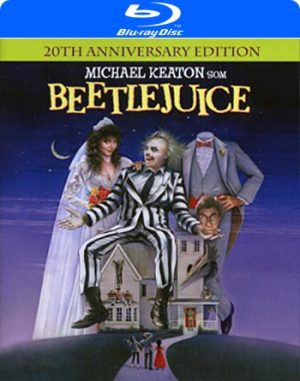 Senaste 20th anniversary edition Blu-ray utgåva med omslag av Beetlejuice iklädd randig klädsel och med två spöken och ett hus runtom.