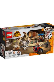 LEGO Jurassic World 76945 Atrociraptor – Cykeljakt. Legofigur på motorcykel och marknadsstånd. Dinosaurie i olika storlekar.