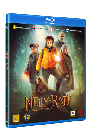 Nelly Rapp: Dödens Spegel (Blu-Ray). Nelly, en hund och tre vuxna människor syns stående.