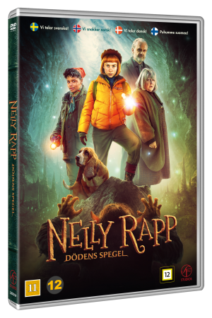 Nelly Rapp: Dödens Spegel (Dvd). Nelly, en hund och tre vuxna människor syns stående.