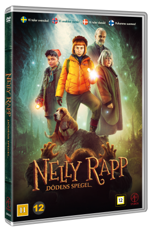 Nelly Rapp: Dödens Spegel (Dvd). Nelly, en hund och tre vuxna människor syns stående.