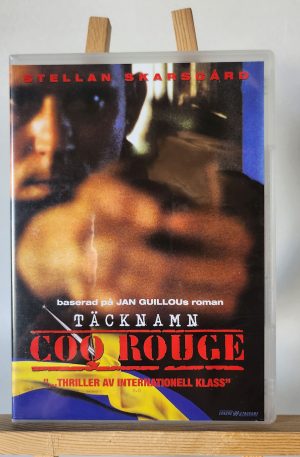 Täcknamn Coq Rouge - Stellan Skarsgård, Krister Henriksson, Philip Zandén (Begagnad)